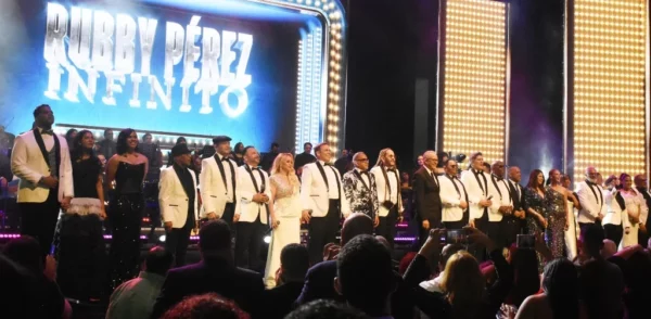 Al final del espectáculo, a las 10:50 de la noche, todos los artistas fueron llamados al escenario.