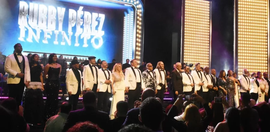 Al final del espectáculo, a las 10:50 de la noche, todos los artistas fueron llamados al escenario. Al final del espectáculo, a las 10:50 de la noche, todos los artistas fueron llamados al escenario.