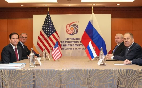 Marco Rubio conversa con su par ruso Serguéi Lavrov.