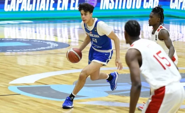 Lucas Morillo intenta completar una ofensiva durante el partido ayer ante Australia.