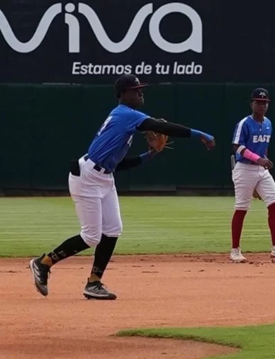 El siore de los Royal Blue East, ejecuta una doble matanza. El siore de los Royal Blue East, ejecuta una doble matanza.