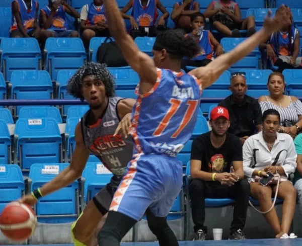 Luis Peña, deTrenes, defendido por Bryan Beato, de Caobas.