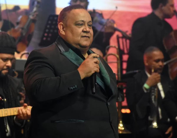 José Peña Suazo interpretando una de sus canciones.  fuente externa