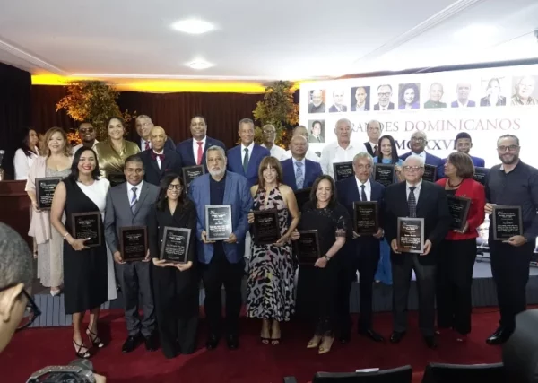 Carlos T. Martínez junto a los reconocidos esa noche.