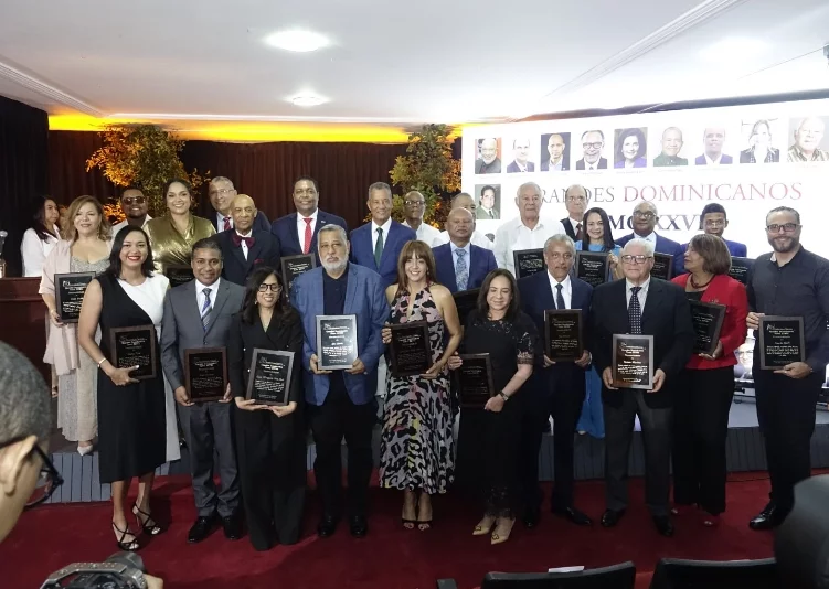 Carlos T. Martínez junto a los reconocidos esa noche. Carlos T. Martínez junto a los reconocidos esa noche.