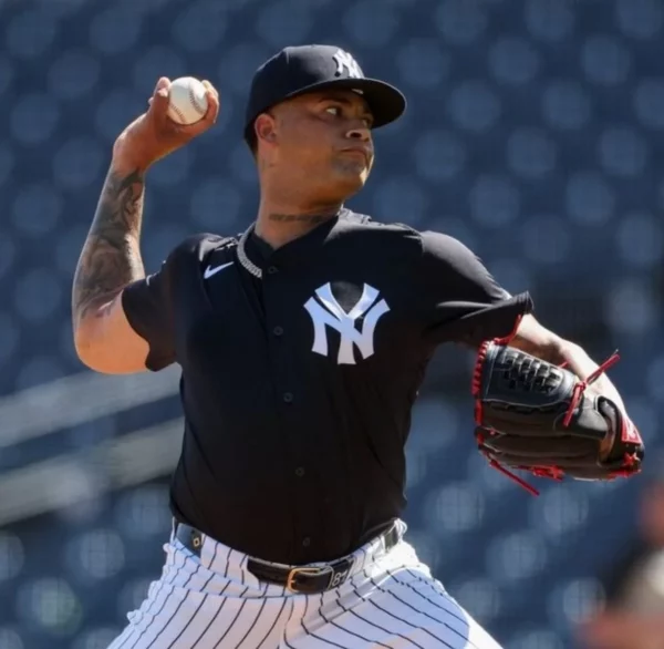 Luis Gil avanza bien en su rehabilitación y está a punto de debutar con los Yankees.  AP