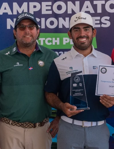 Juan José Guerra, muestra el título de campeón. Juan José Guerra, muestra el título de campeón.