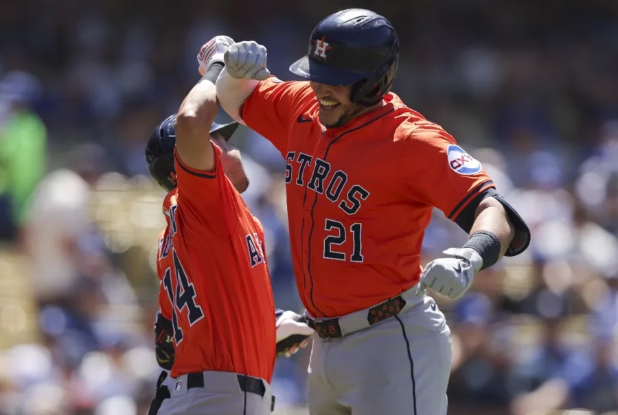 Yainer Díaz comandó ofensiva de los Astros en duelo ayer ante los Dodgers. Yainer Díaz comandó ofensiva de los Astros en duelo ayer ante los Dodgers.