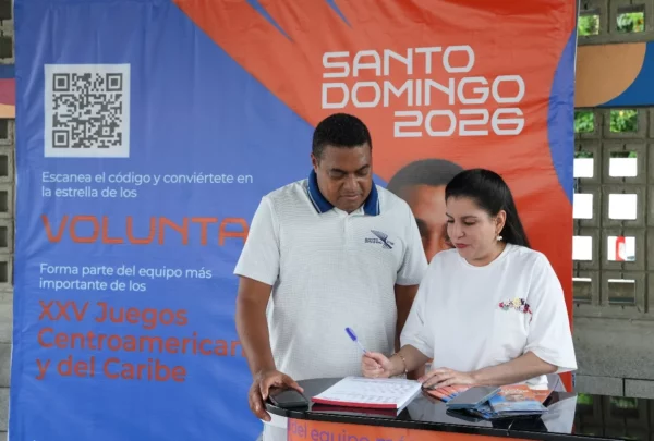 La regidora Shade Medina,  de  circunscripción  2, se inscribe como voluntaria.  A su lado, José Monegro, presidente del Comité Organizador de los juegos Santo Domingo 2026.