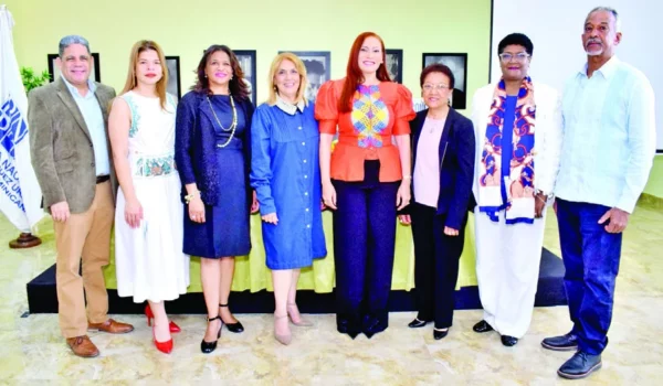 Pedro Valdez, Ibeth Guzmán, Paula Disla, Vicky Jácquez, Marisol Henríquez, Dinora García, Amelia de León e Iván Balcácer.