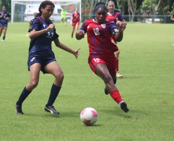 Aspecto del partido entre ambas selecciones femeninas.
