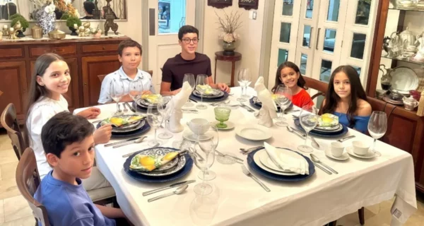 Educarlos en las buenas maneras les ayuda a brillar en cualquier escenario con confianza, seguridad e identidad.