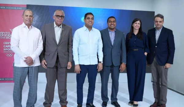 Desde la izquierda, Garibaldy Bautista, presidente del COD; Luisín Mejía, presidente de Centro Caribe Sports; Kelvin Cruz, ministro de Deportes; José P.  Monegro, presidente del Comité Organizador,  y Rosivanna Ruiz, viceministra de MIVED.