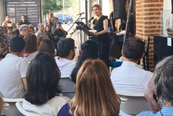 Mónica Gutiérrez, directora del MAR, inicia el evento.
