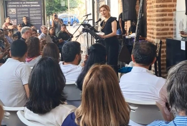 Mónica Gutiérrez, directora del MAR, inicia el evento. Mónica Gutiérrez, directora del MAR, inicia el evento.