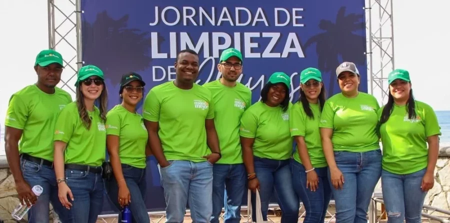 El trabajo de 120 voluntarios logró recolectar 986.30 libras de residuos en Playa Güibia. El trabajo de 120 voluntarios logró recolectar 986.30 libras de residuos en Playa Güibia.