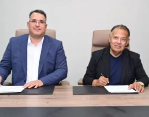 Wolfgang Castillo y Fernando Serrano, durante la firma del acuerdo.