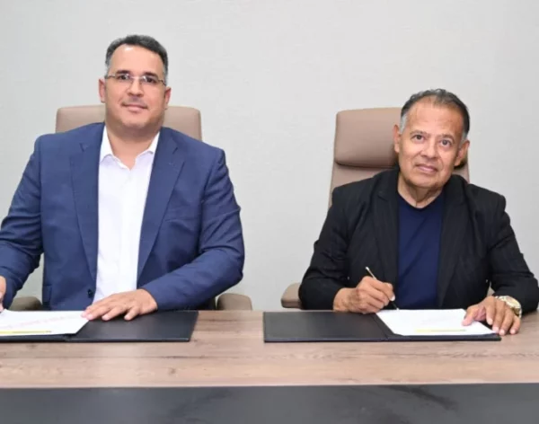 Wolfgang Castillo y Fernando Serrano, durante la firma del acuerdo.