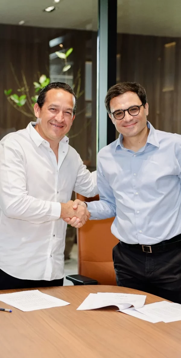 Yasser González, presidente de Cleaner Studio, y Sebastien Proux, director general de Dominican Motors.