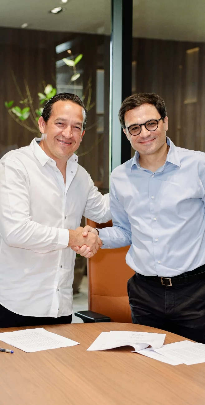 Yasser González, presidente de Cleaner Studio, y Sebastien Proux, director general de Dominican Motors.