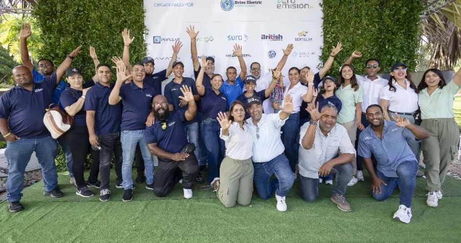 Familia Sánchez Cuello y el equipo de Zero Emisión RD. Familia Sánchez Cuello y el equipo de Zero Emisión RD.