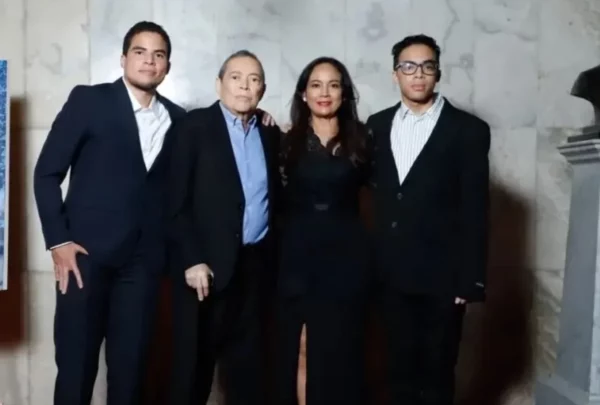 René Fortunato junto a sus hijos, Diego y René Alejandro, y su esposa, Matty Vásquez.