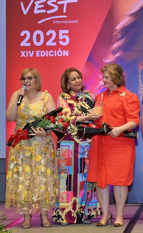 Luisa María de Aquino entrega el  reconocimiento de Osiris Grullón a su hija Rommy Grullón y esposa Marisela de Grullón.