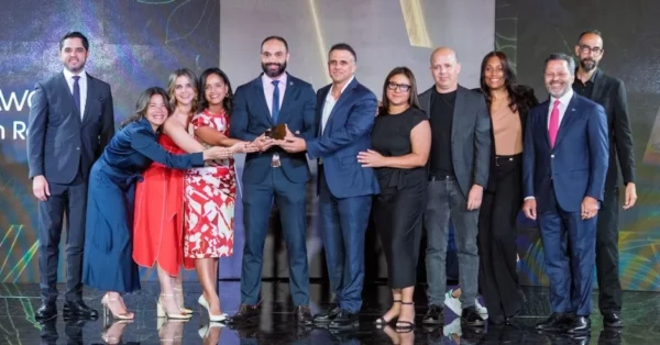 Ejecutivos de la empresa reciben   reconocimiento.