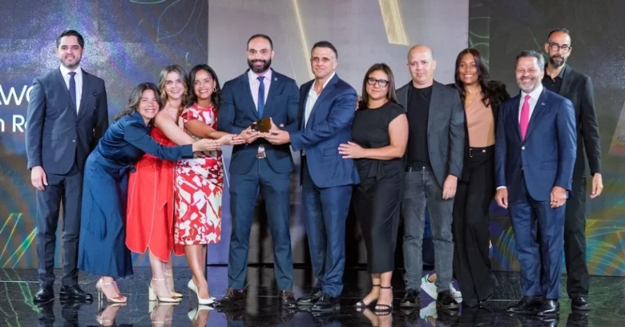 Ejecutivos de la empresa reciben reconocimiento. Ejecutivos de la empresa reciben reconocimiento.
