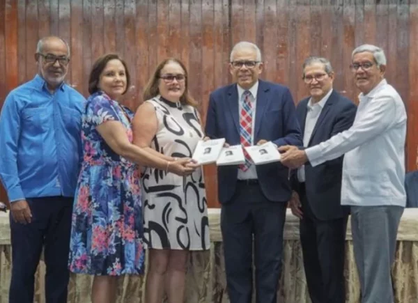 El autor durante la primera presentación de la obra en Santiago.