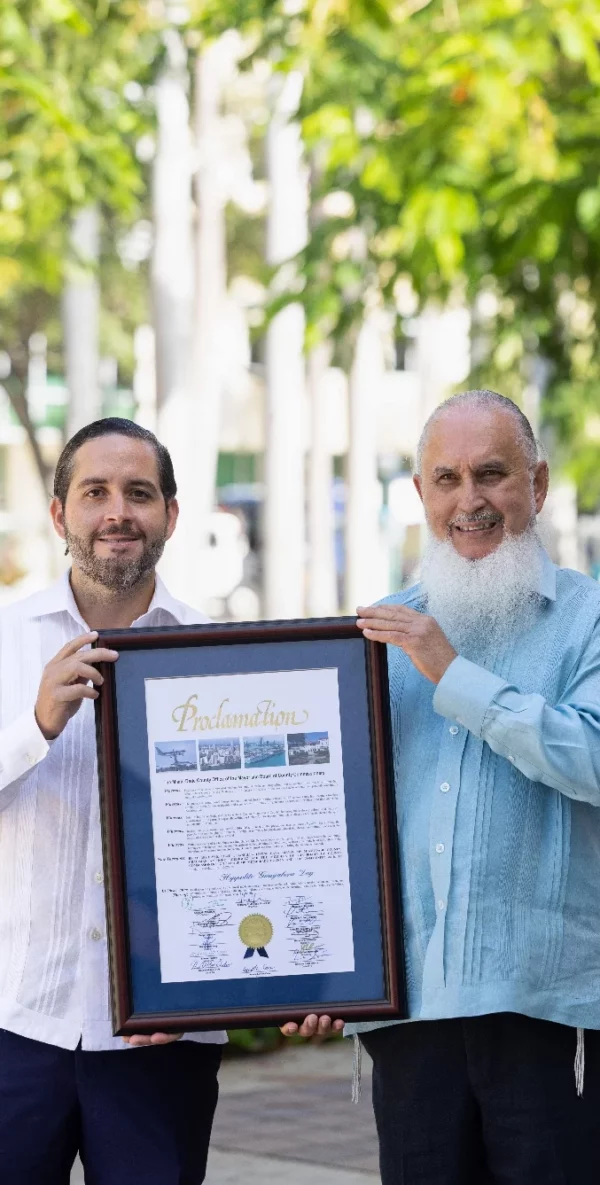 Ejecutivos de la marca reciben la placa de reconocimiento.