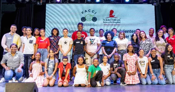 Los niños y ejecutivos de la fundación, durante el encuentro.