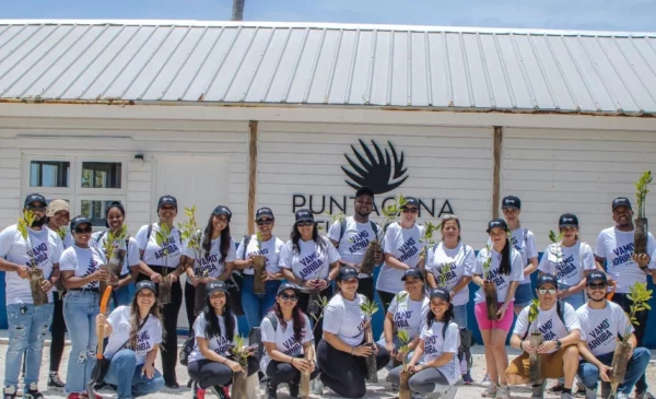 Colaboradores de la empresa durante la jornada.