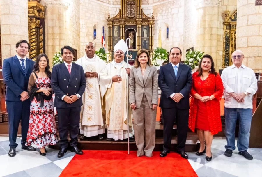 Hans Añaños, Katerina Añaños, Arturo Marroquín, Padre David Soriano, Monseñor Benito Angeles, Raquel Peña, Jorge Añaños, Tania Alcázar de Añaños e Hipólito Mejía. Hans Añaños, Katerina Añaños, Arturo Marroquín, Padre David Soriano, Monseñor Benito Angeles, Raquel Peña, Jorge Añaños, Tania Alcázar de Añaños e Hipólito Mejía.