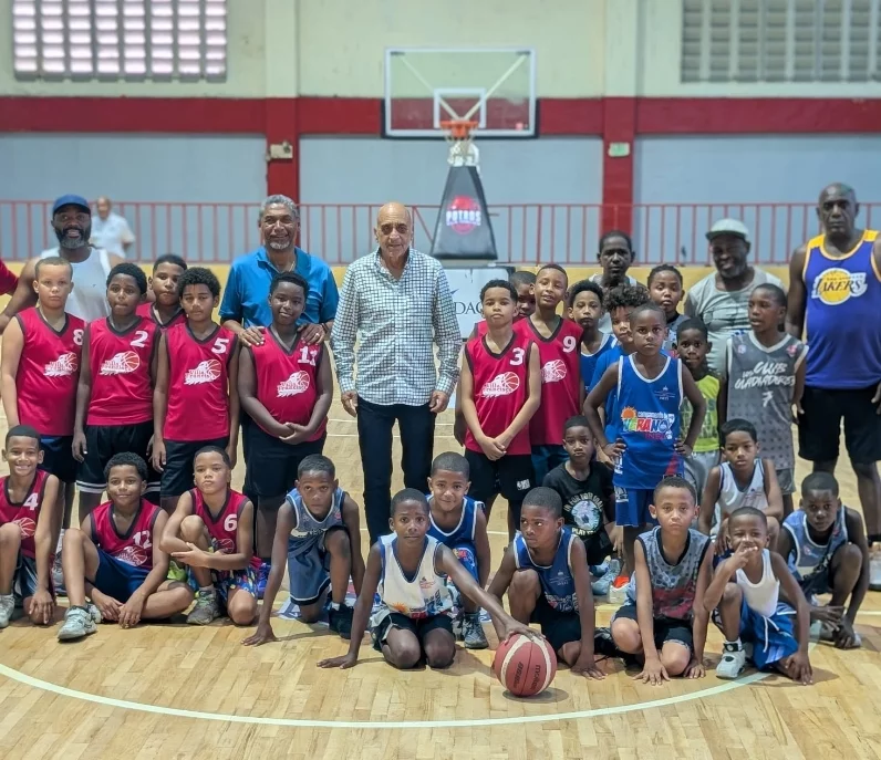 Fernando Teruel y Gabriel Paulino junto a niños que participaron en la copa internacional de baloncesto A3. Fernando Teruel y Gabriel Paulino junto a niños que participaron en la copa internacional de baloncesto A3.