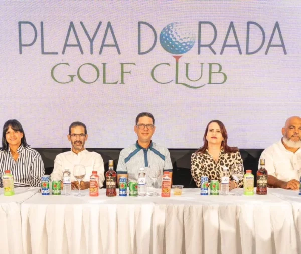 Juan Antonio Morales encabeza mesa principal de la Rueda de Prensa de la 50 Copa Rotativa de Golf de Puerto Plata.