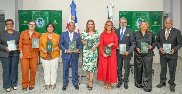 Euri Cabral y Mayra Jiménez, al centro, junto a invitados especiales.