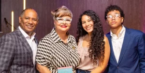 El libro ofrece reflexiones devocionales, textos bíblicos clave y oraciones.