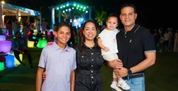 Denis Lee Martínez, Yissel Martínez, Daniela Lee Martínez y Denis Lee.