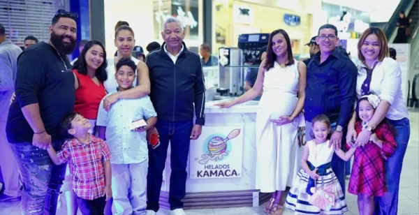 Maximiliano Cabrera Jiménez junto a sus familiares.