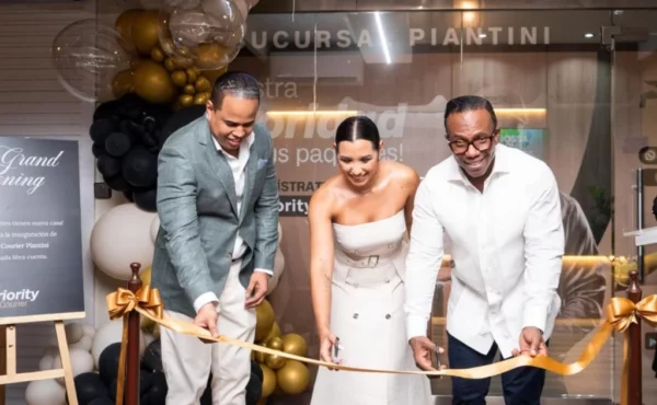 Riubell Montes de Oca, Génesis Marín y David Sosa, durante el corte de cinta inaugural.