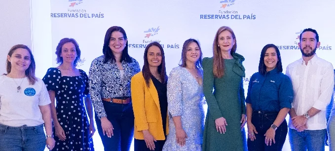 Laura González, Gisselle Pérez, Aseret Roque, Mairobi González, Lilliam G. García, María Isabel Pérez, Mally de Jesús y  Miguel Monestina.