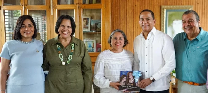 Julio César Valentín Jiminián entrega el poema a directivas de la fundación. Julio César Valentín Jiminián entrega el poema a directivas de la fundación.