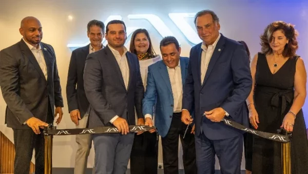 Fernando Villanueva Sued, acompañado por los ejecutivos de Grupo Viamar y JAC.