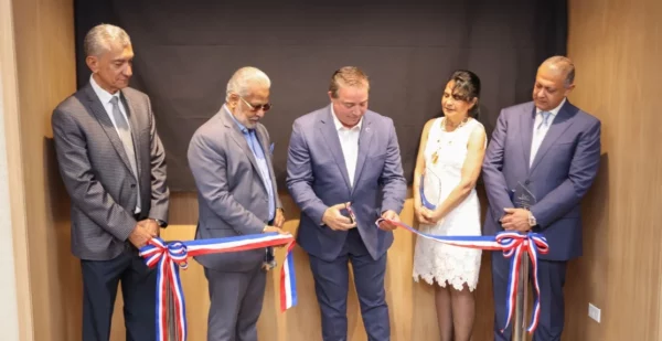 El presidente del órgano, Héctor Porcella, corta la cinta inaugural.