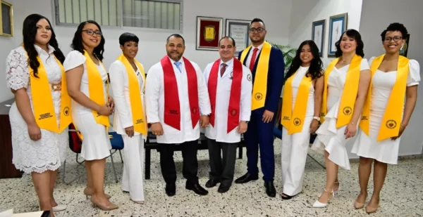Directivos de la asociación junto a los nuevos graduandos.
