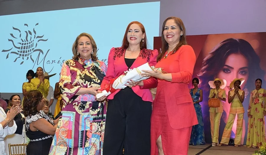 Luisa María de Aquino y Alexandra Tabar le entregan un arreglo de flores a Marisol Henríquez. Luisa María de Aquino y Alexandra Tabar le entregan un arreglo de flores a Marisol Henríquez.