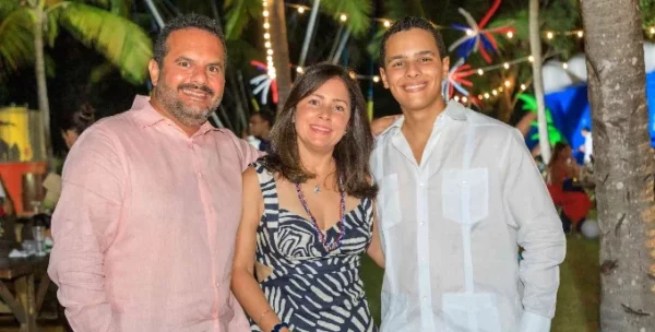 Guillermo González, Caroline de González y Guillermo Andrés González.