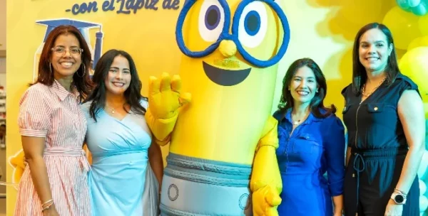 Ejecutivas de la tienda en compañía de El Lápiz de la Suerte.