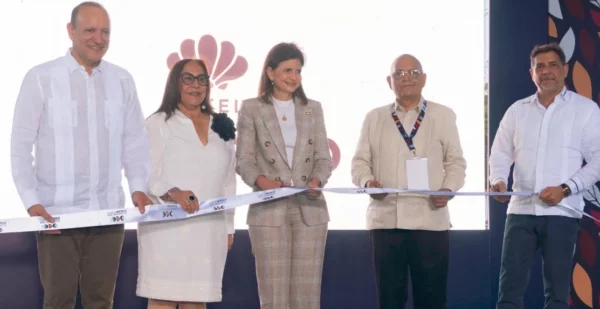 El  corte de cinta a cargo de Raquel Peña, Radhamés Rodríguez, Rosa Santos, Ulises Rodríguez y Limber Cruz.